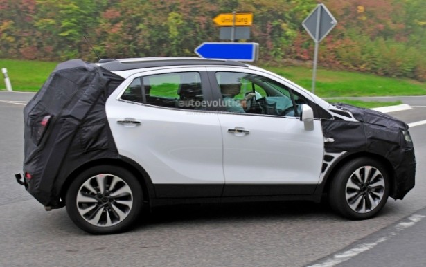 Рестайлинговый Opel Mokka 2017 замечен на тестах